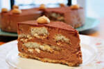 ein Stück nougat tiramisu torte mit amarettini keks verziert