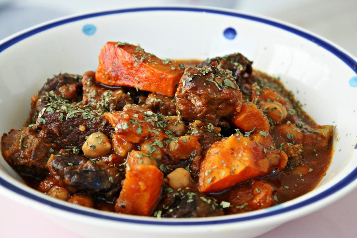 herzhafte Marokkanische Rindfleisch Tajine mit Kürbis, Pflaumen und Kichererbsen in einem Teller