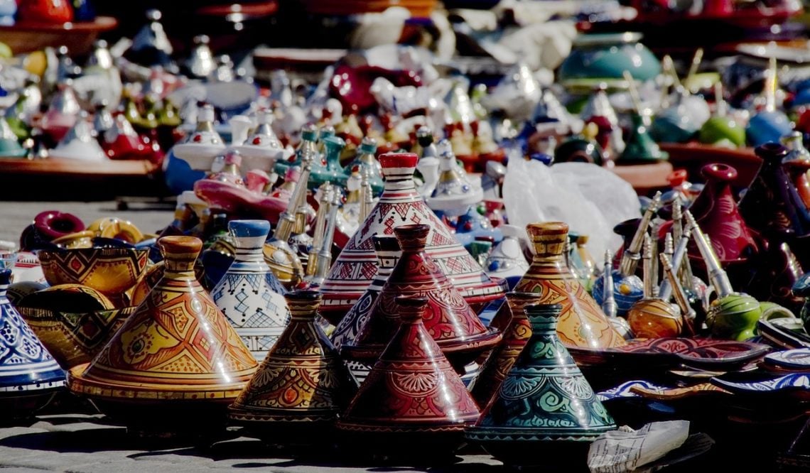 marokkanische tajine töpfe auf einem Markt
