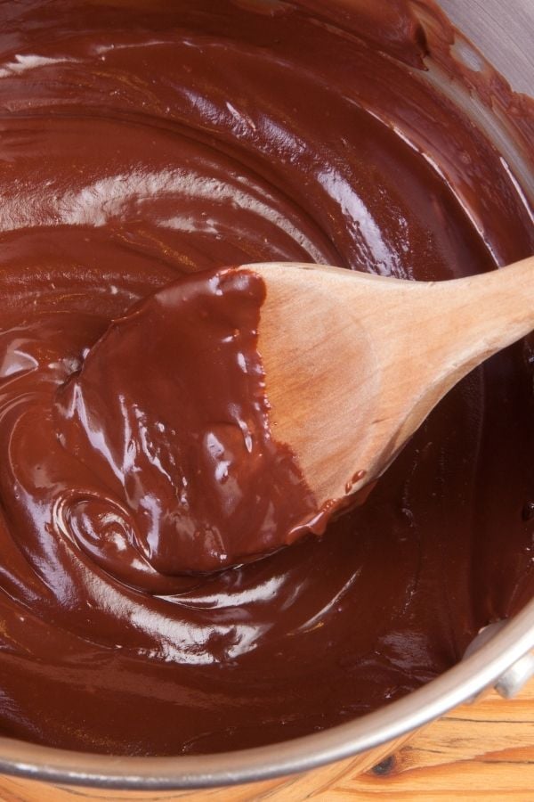 Schokoladenpudding wird in einem Topf gerührt