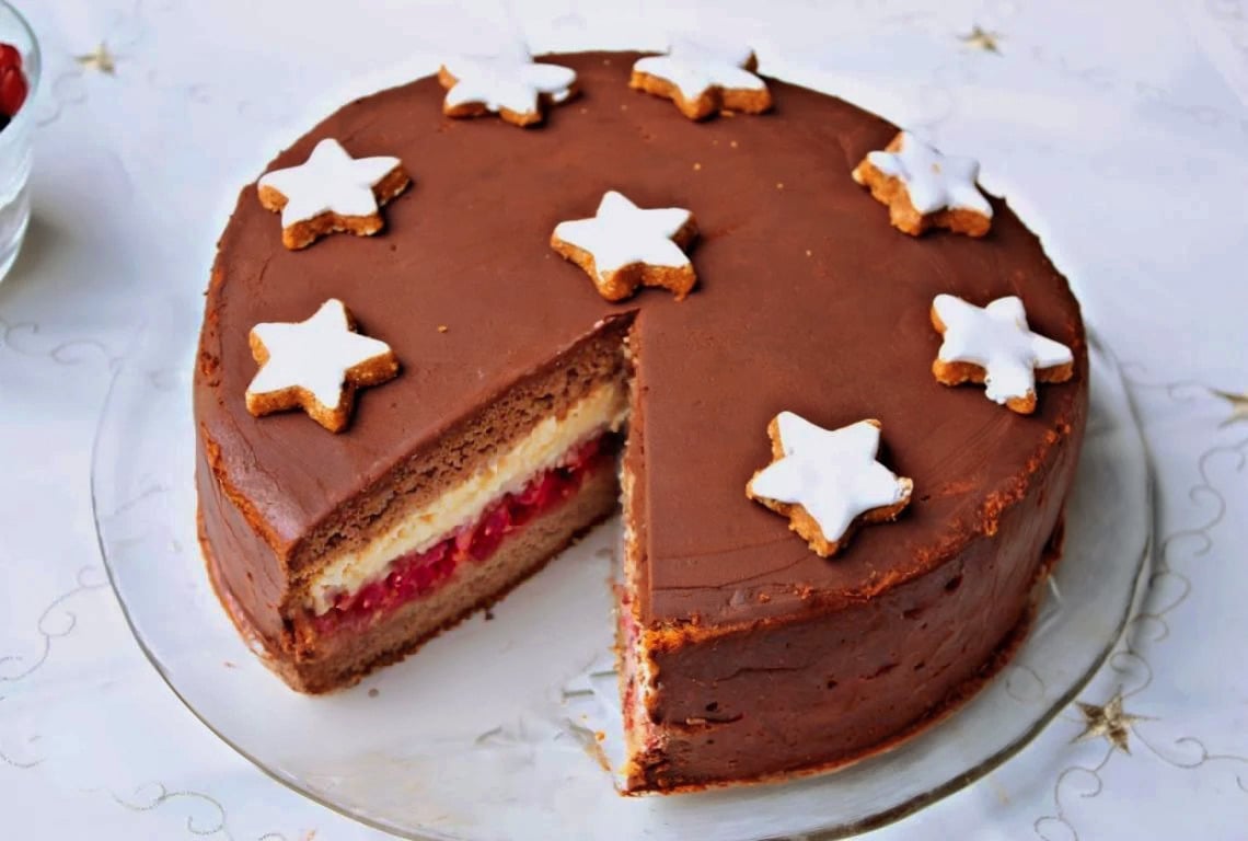 Wintertraum Torte mit Marzipan, Glühwein-Kirschen und Zimt-Frischkäse-Creme