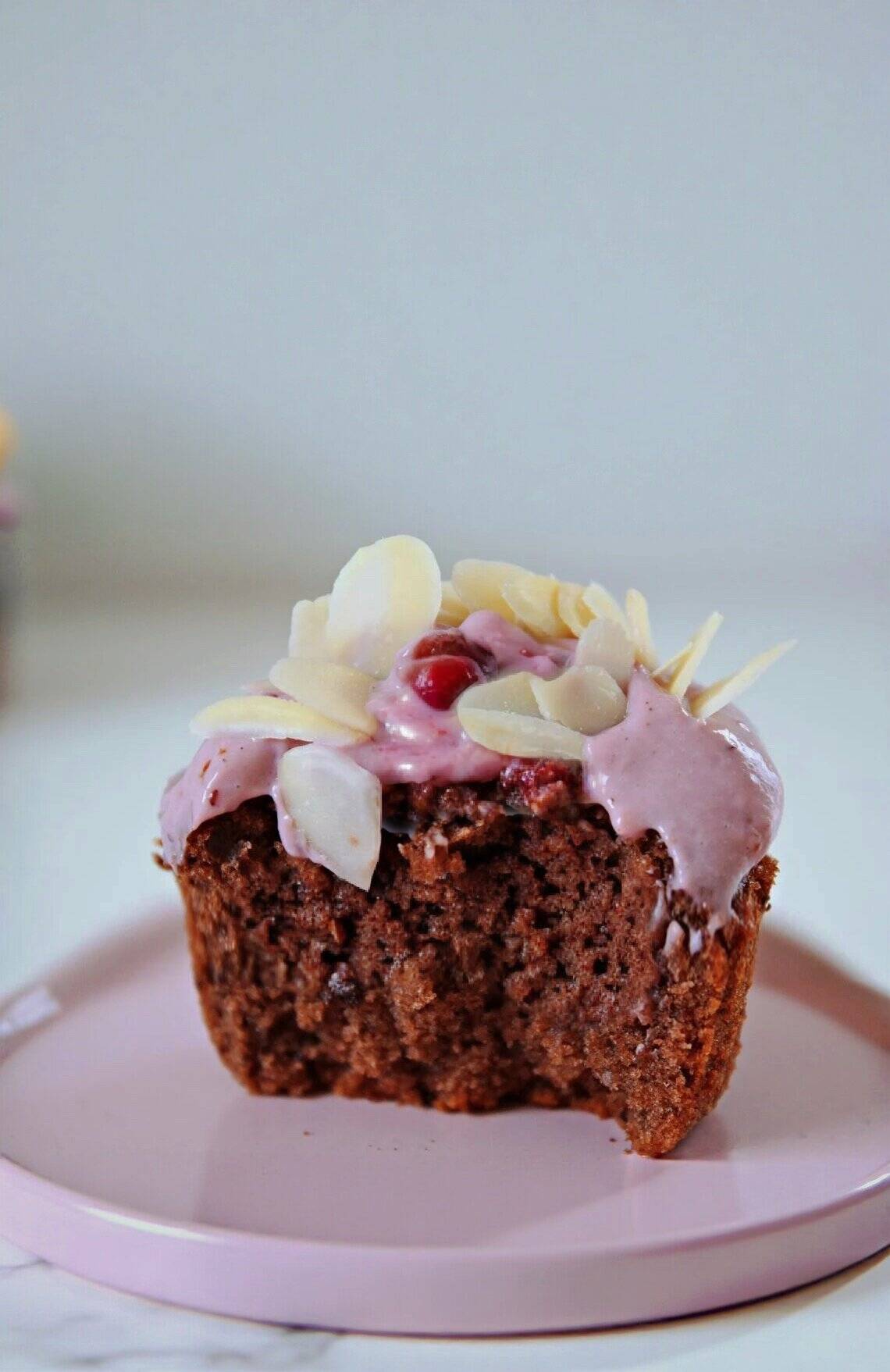 Weihnachts Cupcakes mit Cranberry Glühwein Frosting ein Glühwein muffin mit preiselbeer frischkäse frosting