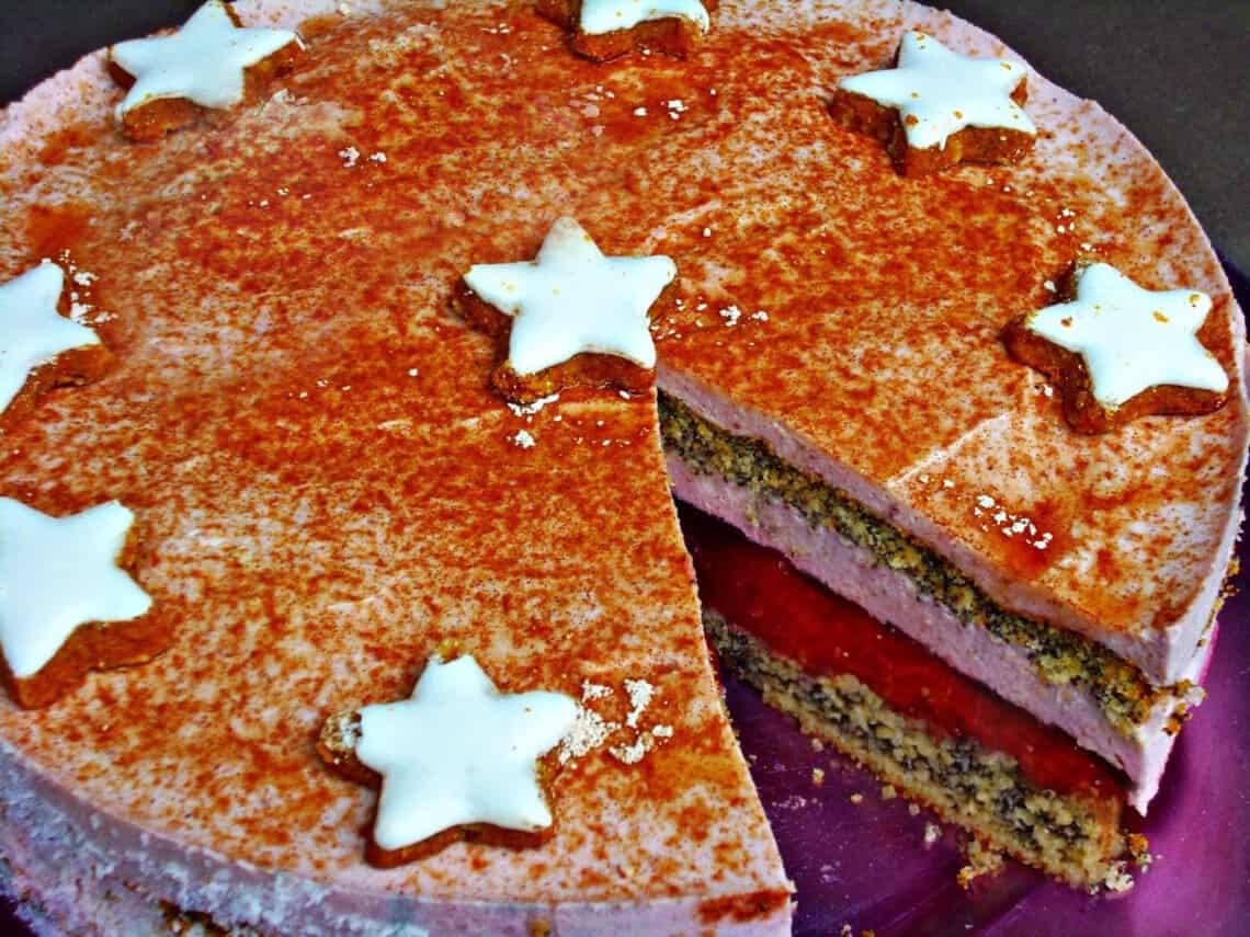 angeschnittene MOhntorte mit Pflaumen und Glühweinsahne Füllung