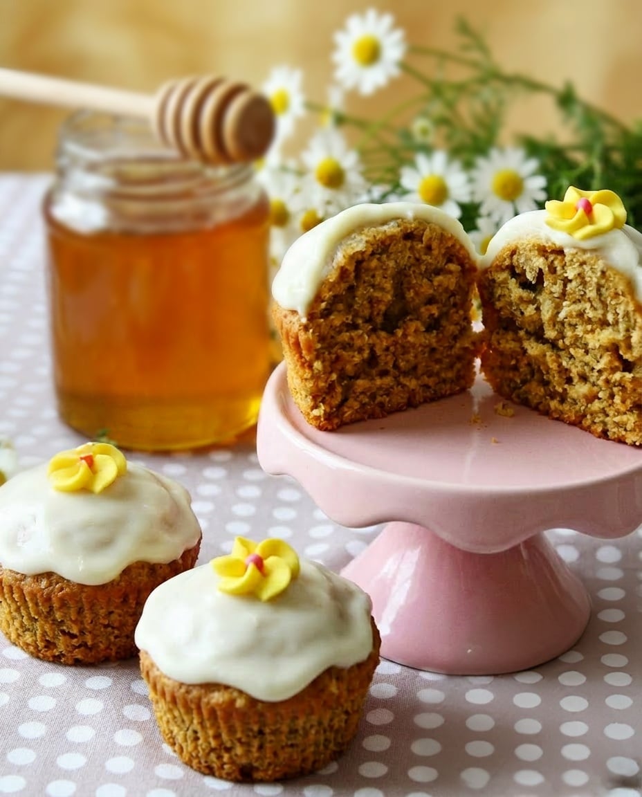 Honig Kamille Teacakes mit Sahne-Frosting Honig Kamille Cupcakes auf einer Tafel mit einem Glas Honig