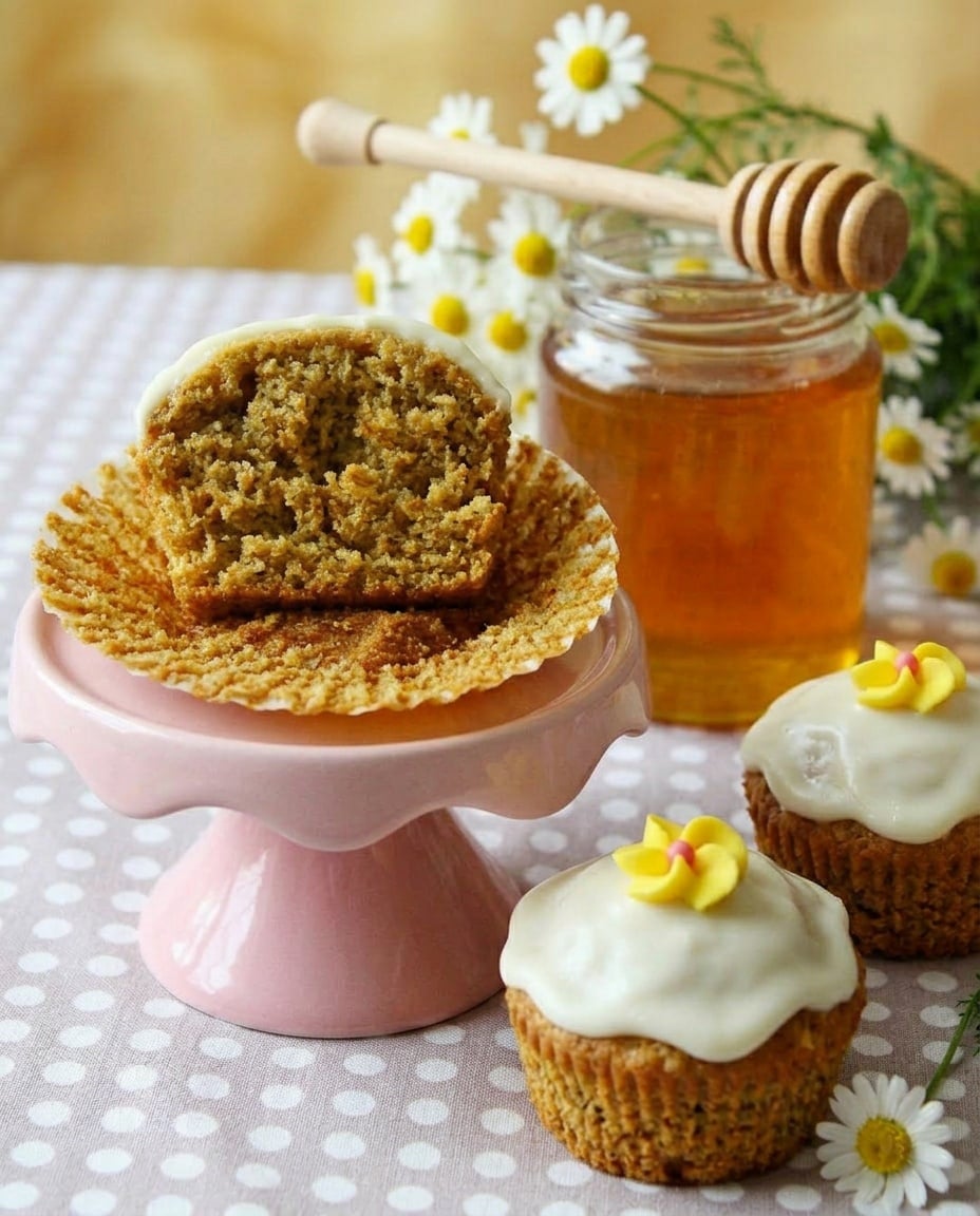 Honig Kamille Muffins mit Honig-Frosting ein aufgeschnittener Honig Kamille Muffin mit Sahne glasur auf einer pinken Etagere