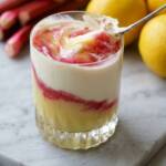 rhabarber dessert im glas mit joghurt und lemon curd in schichten auf einer marmorplatte