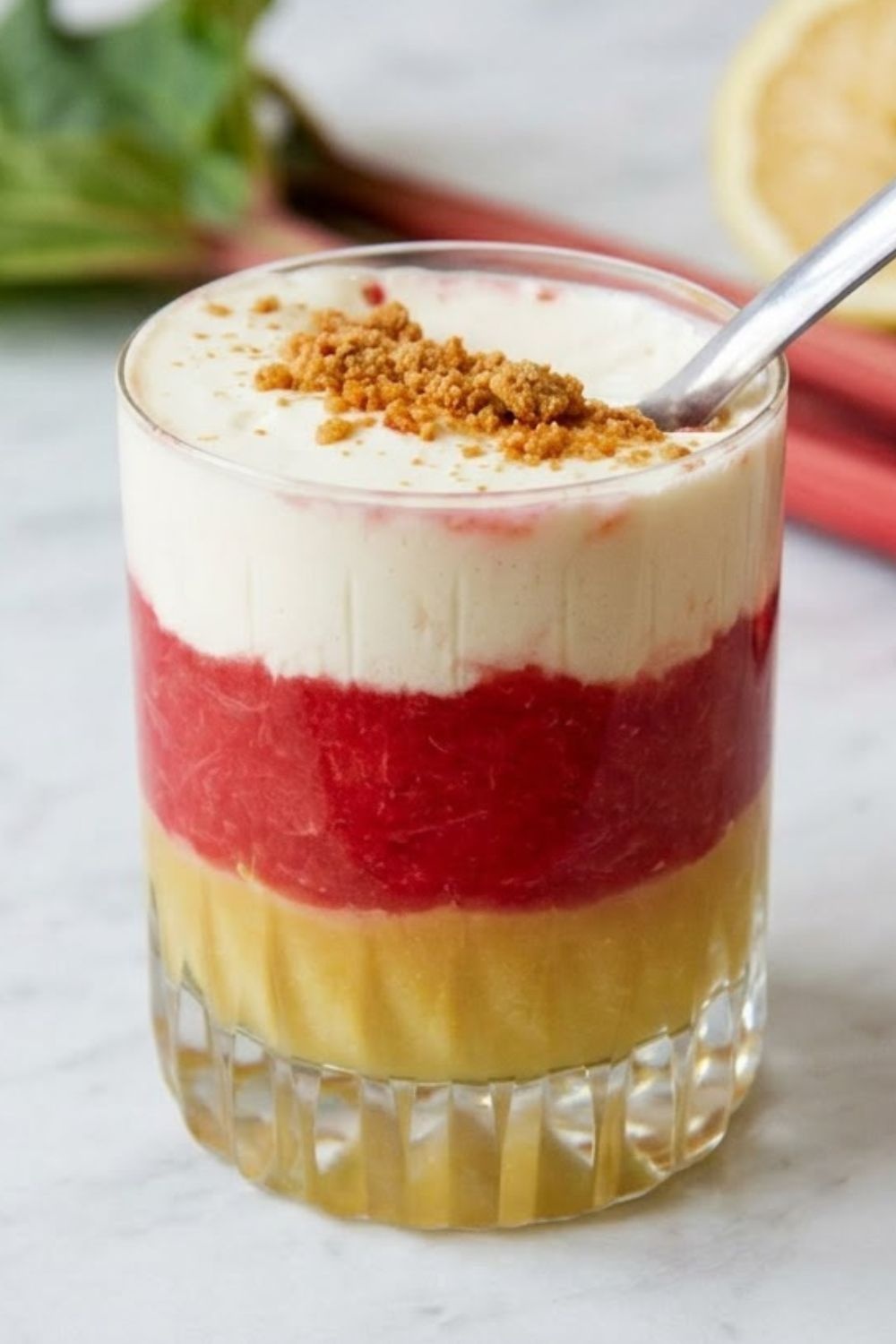 Rhabarber Dessert mit drei Schichten im Glas: lemon curd, rhabarber kompott und joghurt Creme