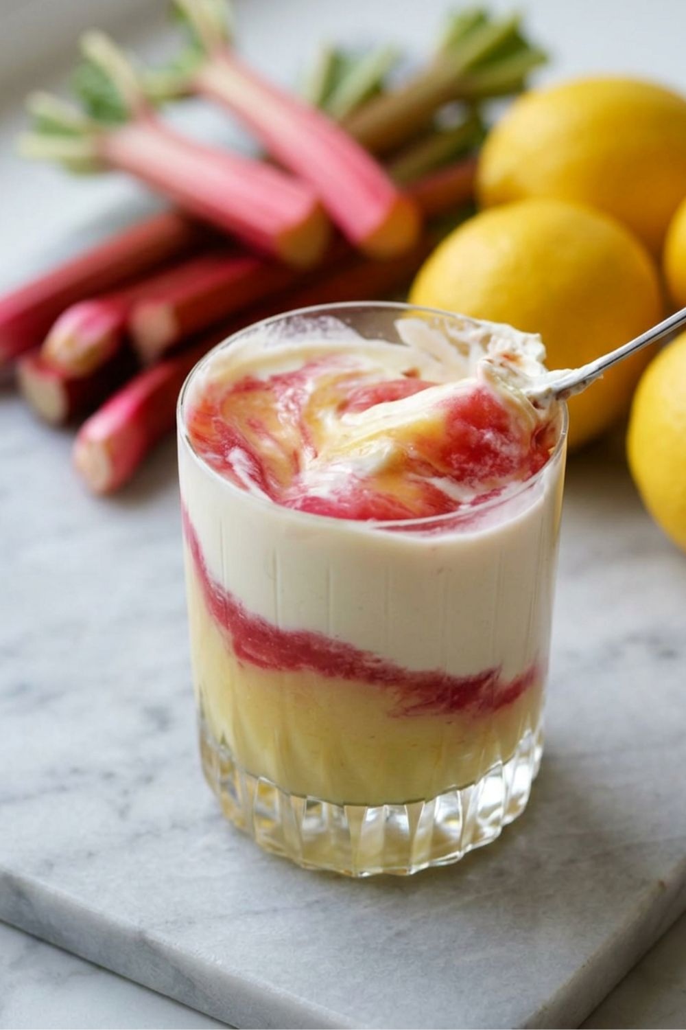 lemon curd und rhabarber kompott mit joghurt creme in einem kleinen Glas