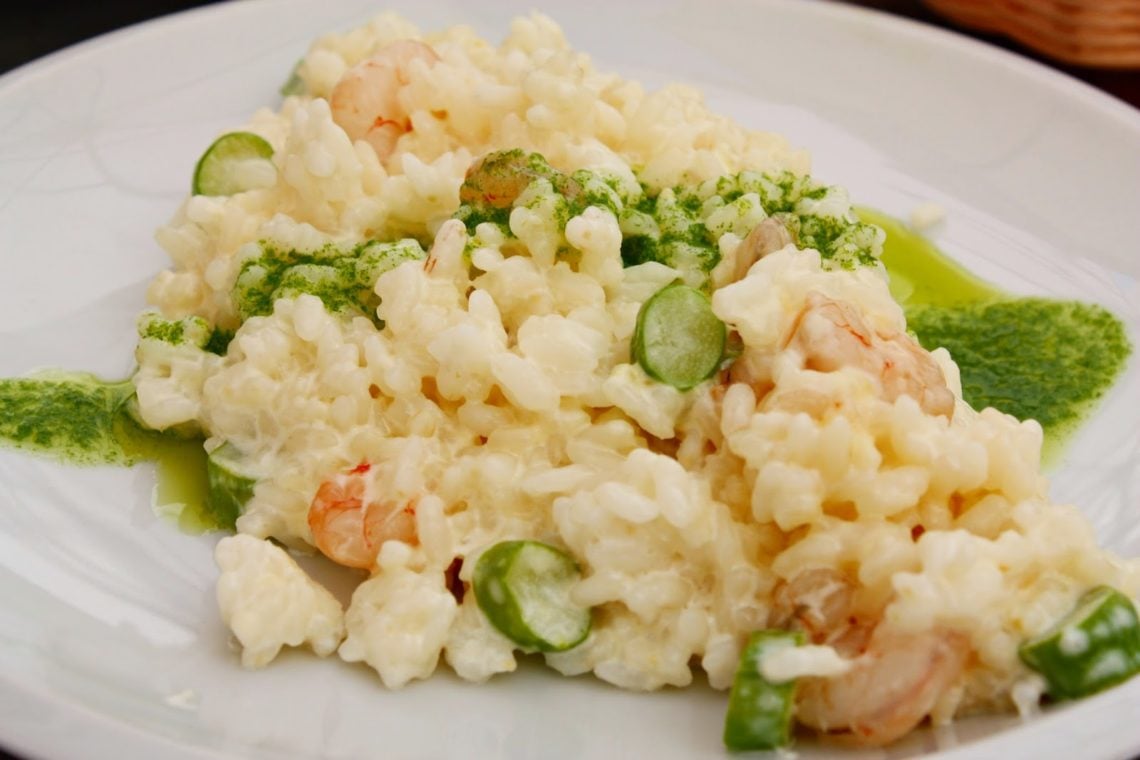 Risotto with asparagus, shrimps and parsley pesto