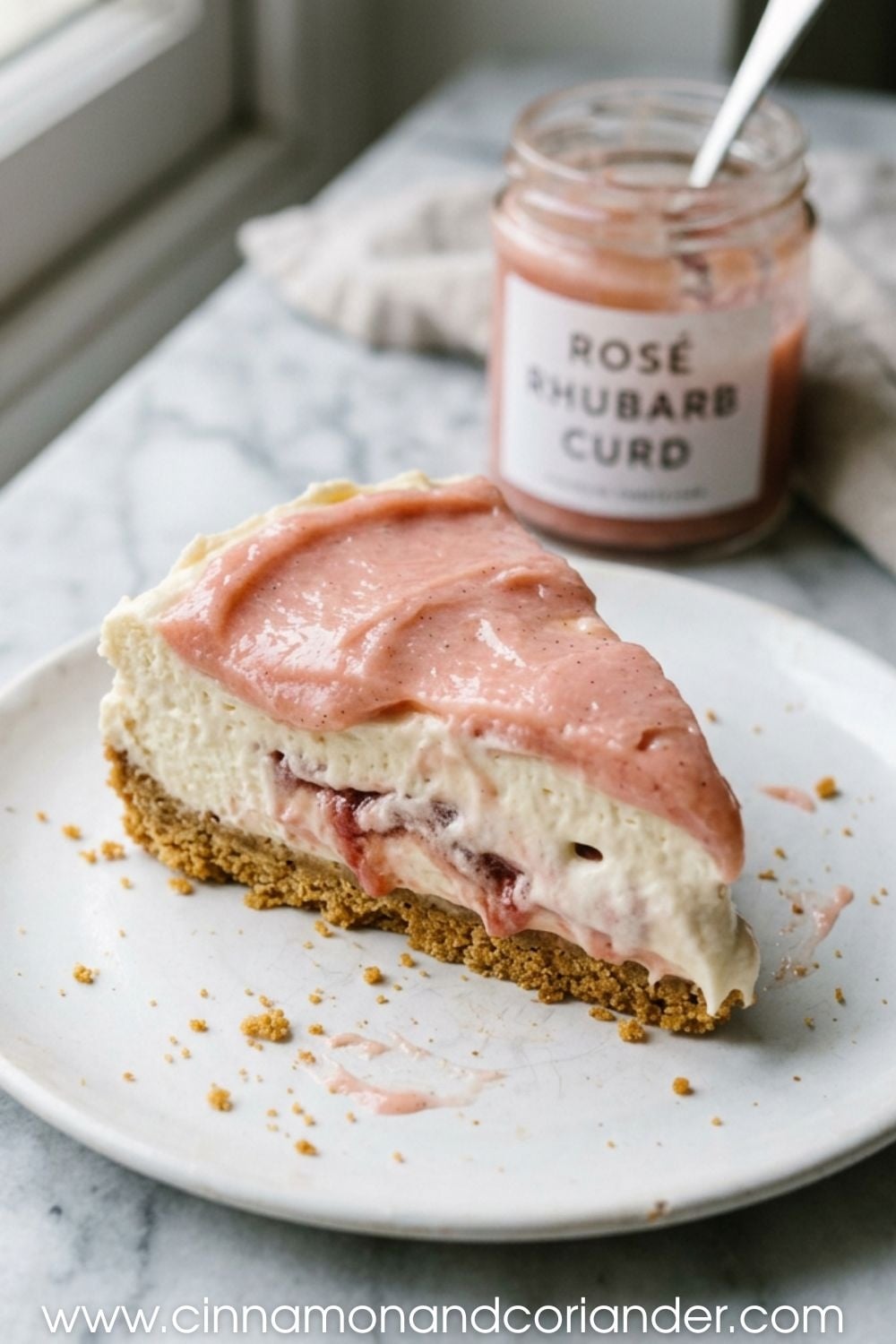 VAnillepudding Quark No Bake Cheesecake mit Rhabarber Curd auf einem kleinen Teller