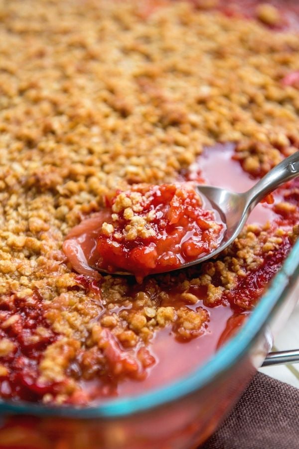 Erdbeer Rhabarber Crumble Erdbeer Rhabarber Crumble in einer Glas Auflaufform