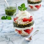 erdbeer baiser desser im glas mit zitronenmelisse pesto geschichtet
