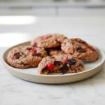 haferkekse mit schokolade und himbeeren auf einem kleinen Keksteller