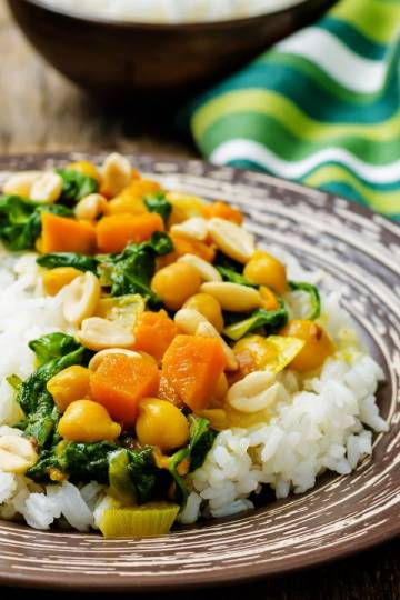 Ein Teller mit Reis und veganem Kichererbsen Curry
