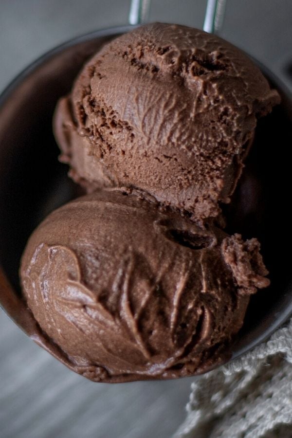 Dunkles Schokoladeneis mit Rum selber machen ( mit Eismaschine)