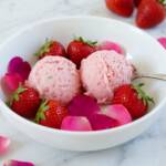 zwei Kugeln Erdbeer Rosen Eis in einer kleinen Schale