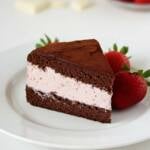 ein Stück Erdbeer Trüffel Torte auf einem Kuchenteller