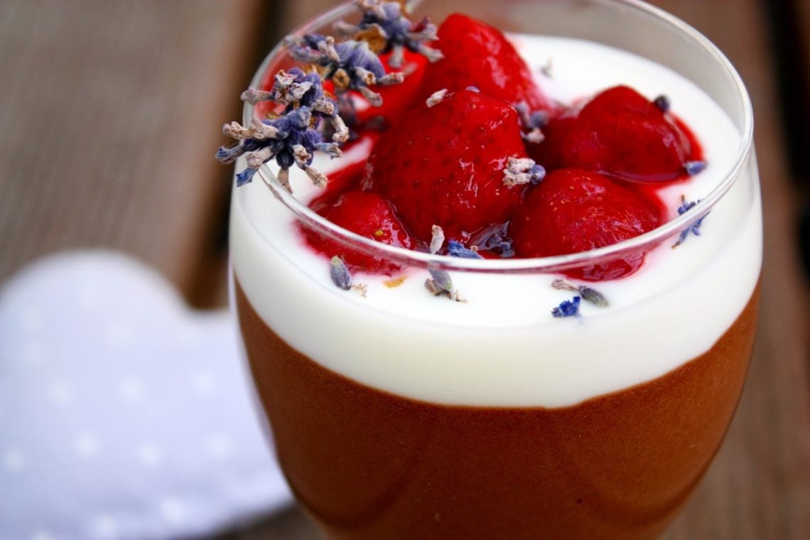 Mousse au Chocolat mit Lavendel Erdbeeren