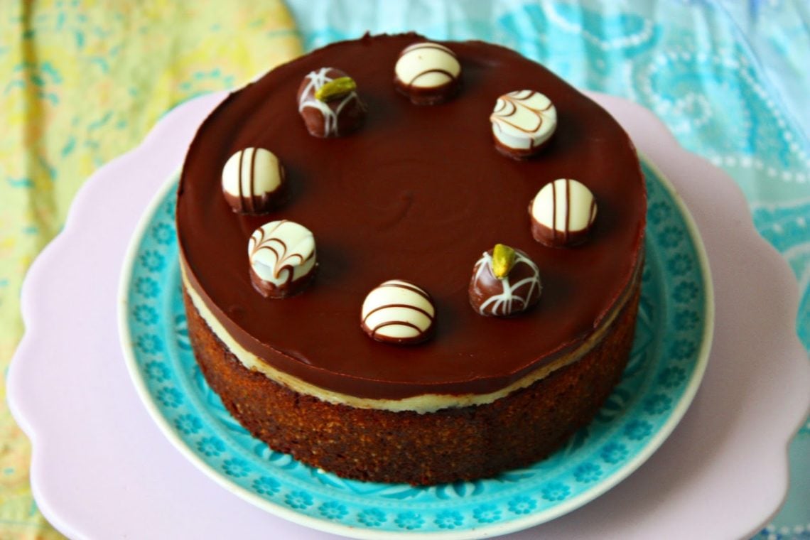 Schoko Nuss Torte mit Marzipan und Schokoladen Ganache