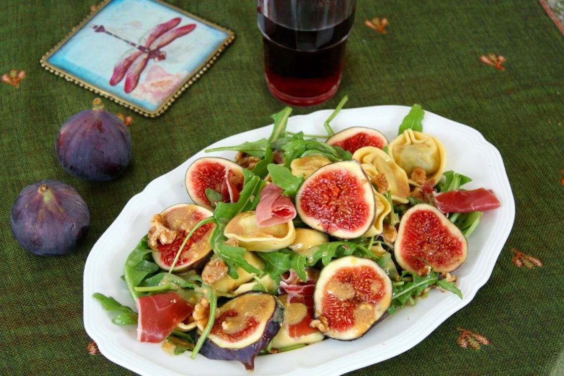 Tortellini Salat mit Feigen, Prosciutto, Walnüssen und Rotwein-Vinaigrette