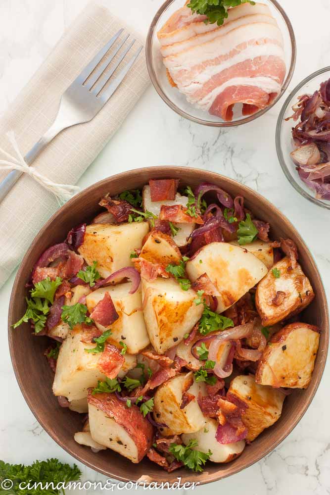 Warmer Kartoffelsalat mit karamellisierten Zwiebeln und Bacon-Vinaigrette