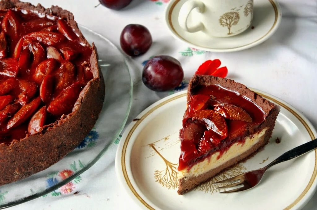 ein Stück Schokoladen Vanille Käsekuchen mit Portweinzwetschgen Topping 