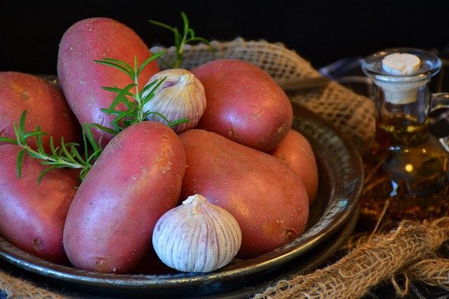 rote Kartoffeln in einer Schale mit frischen Kräutern
