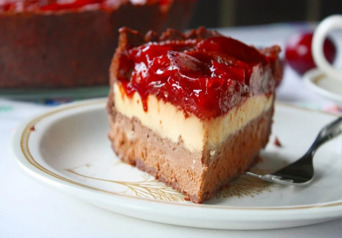 ein Stück Schoko Vanille Cheesecake mit Portwein Zwetschgen Topping