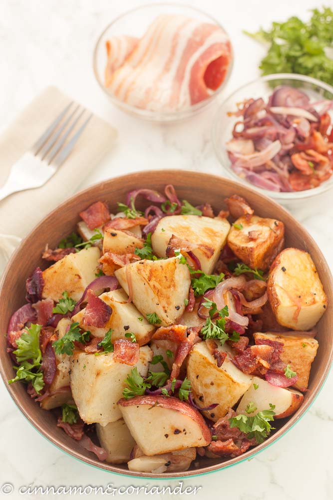 Warmer Kartoffelsalat mit Bacon Vinaigrette und karamellisierten Zwiebeln 