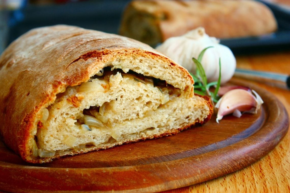 Mediterranes Zwiebel Knoblauch Brot