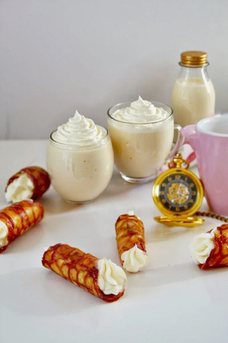 Brandy Snaps mit Eierlikör Sahne brandy snaps ( karamell röllchen) gefüllt mit eierlikör sahne neben 2 tassen mit eierlikör punsch