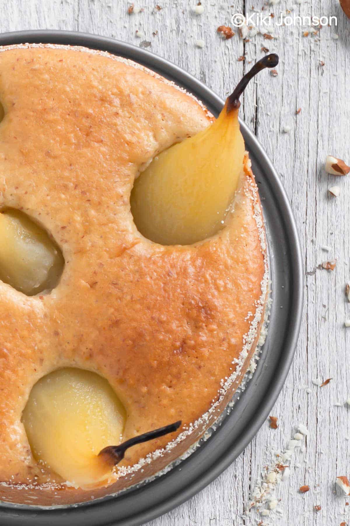 Saftiger Marzipankuchen mit pochierten Birnen auf einem Holztisch