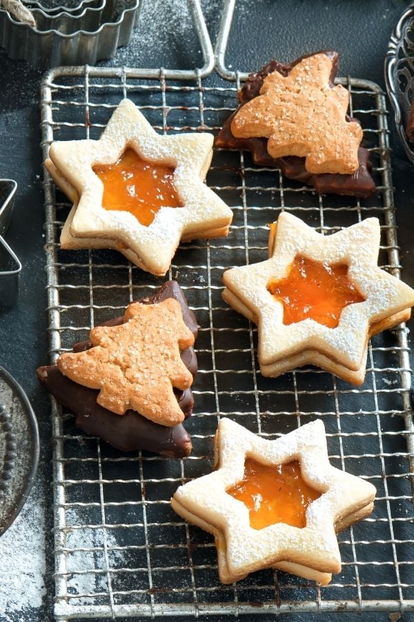 Weihnachts Kekse mit selbstgemachter Orangenmarmelade gefüllt