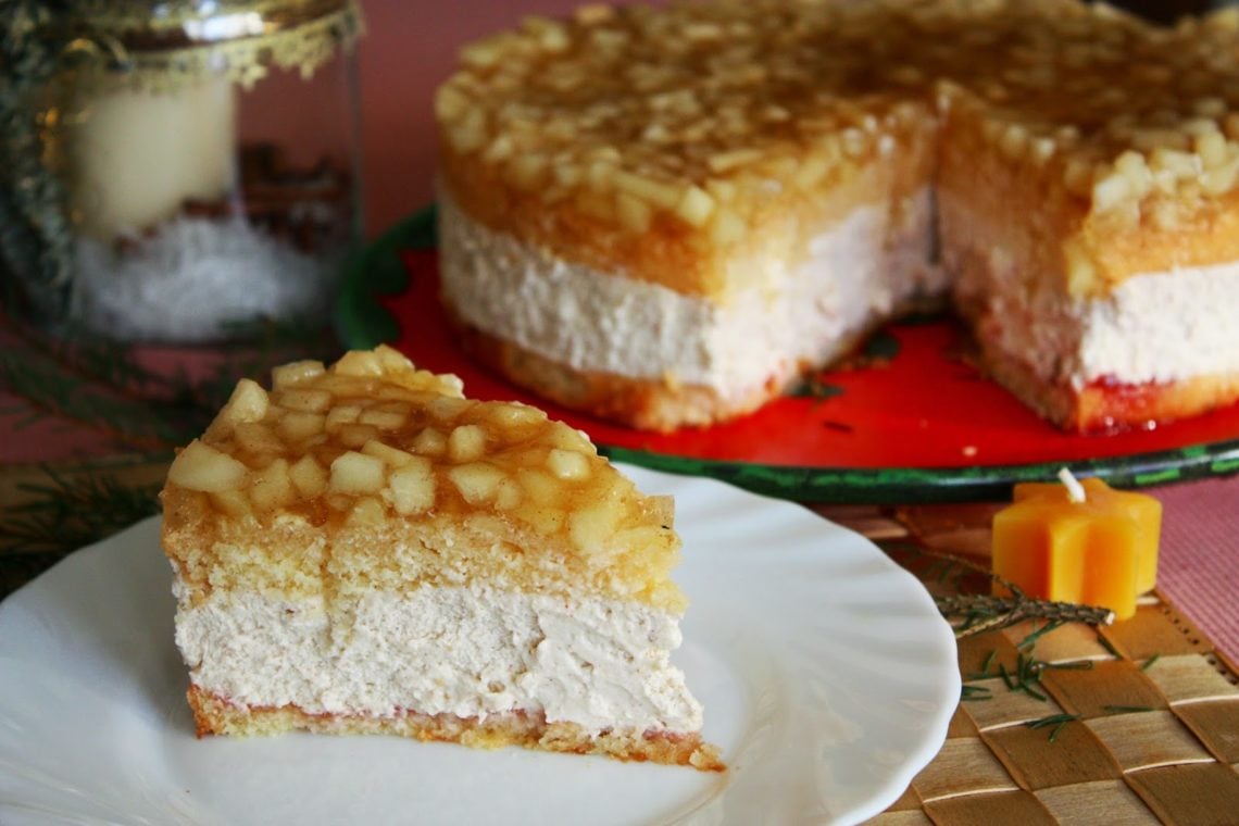 ein Stück Apfel-Schmand Torte mit Apfel Weißwein Topping