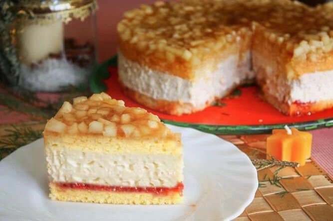 ein Stück Bratapfel Torte mit SChmand Creme Füllung und etwas Marmelade