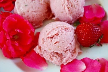 Selbstgemachtes Erdbeer Rosen Eis Eismaschiene