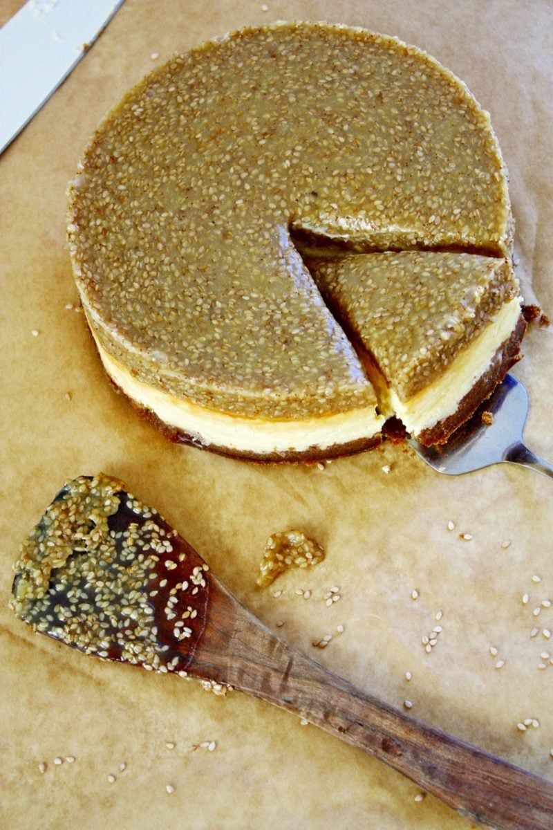 Tahini Cheesecake mit Sesam-Karamell -Topping