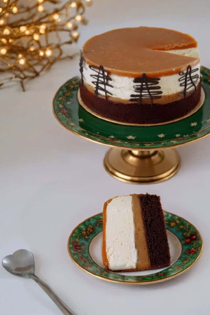 angeschnittete nougat brownie karamell torte mit karamellspiegel auf einem grünen Tortenständer