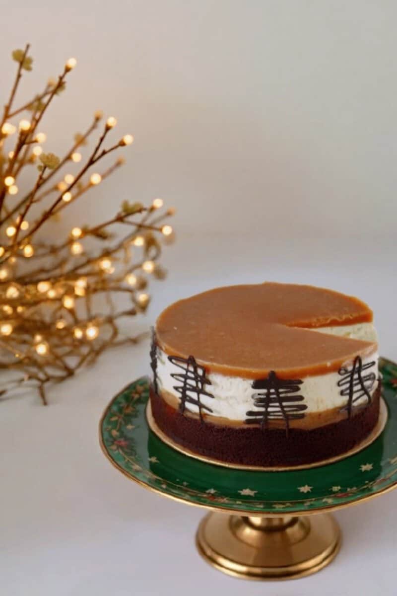 nougat brownie karamell torte mit karamellspiegel auf einem grünen Tortenständer