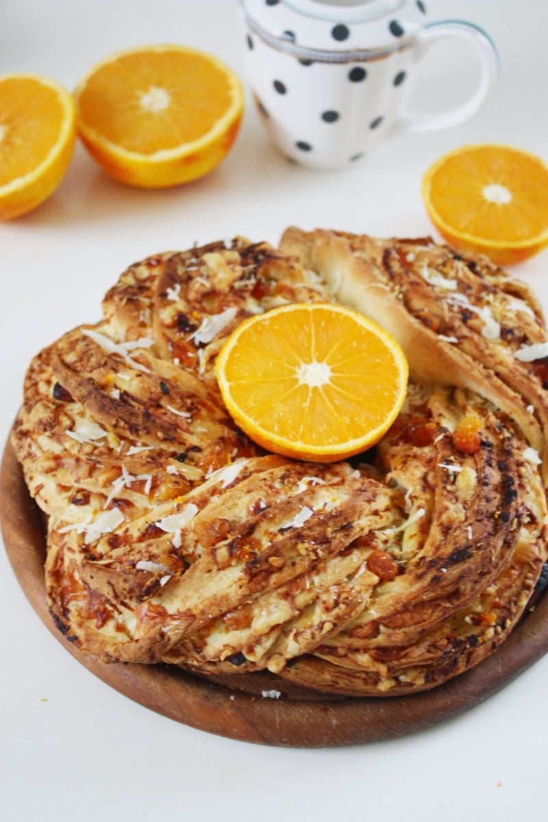 Aprikosen Orangen Hefekranz mit Parmesan | Ein raffiniertes Osterbrunch Rezept