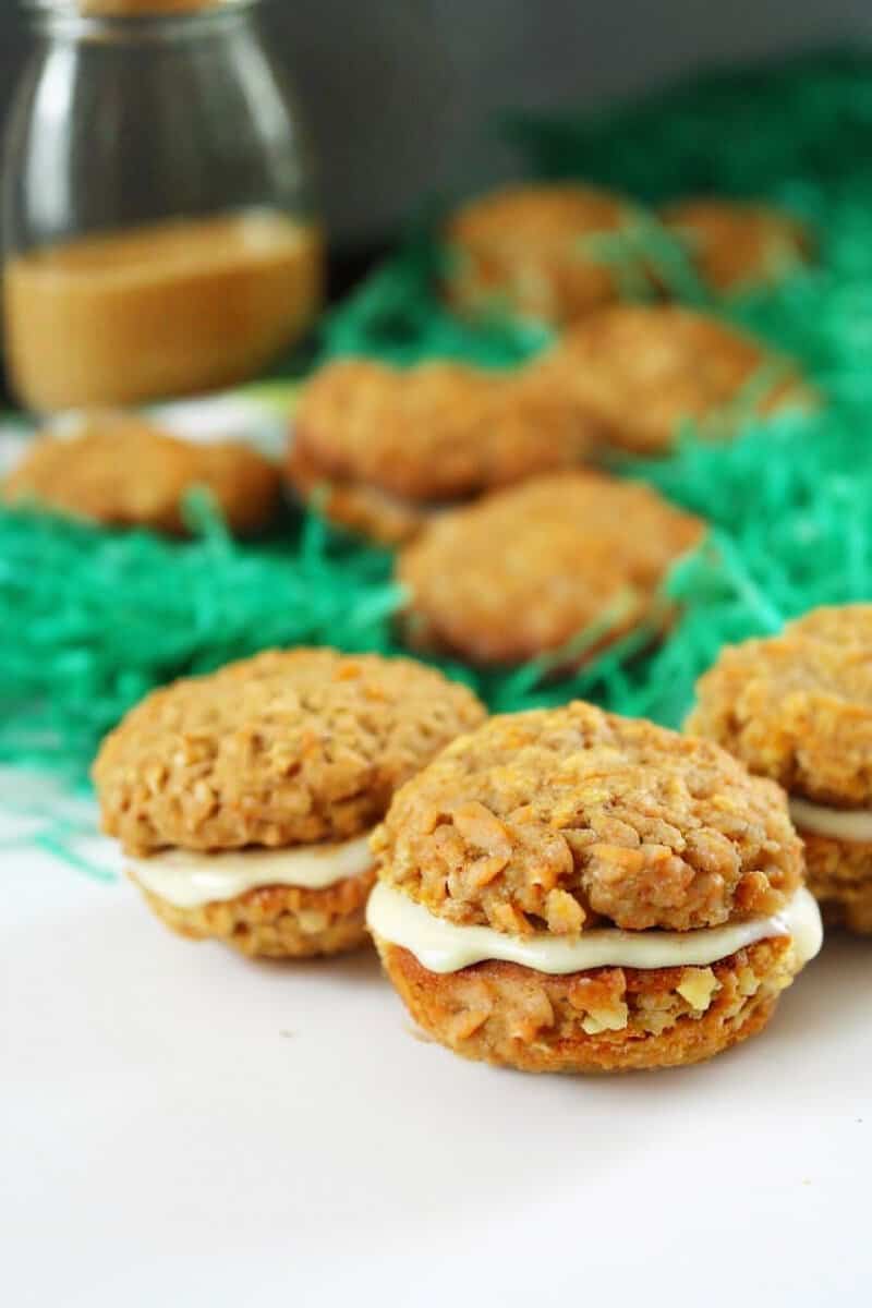 carrot cake cookies gefüllt mit eierlikör trüffel creme auf einer ostertafel