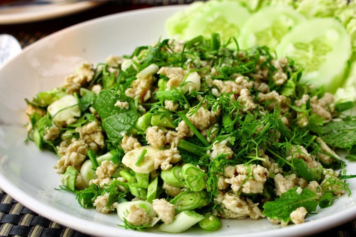 Larb Gai - Laab Gai Hähnchensalat aus Laos auf einem Teller