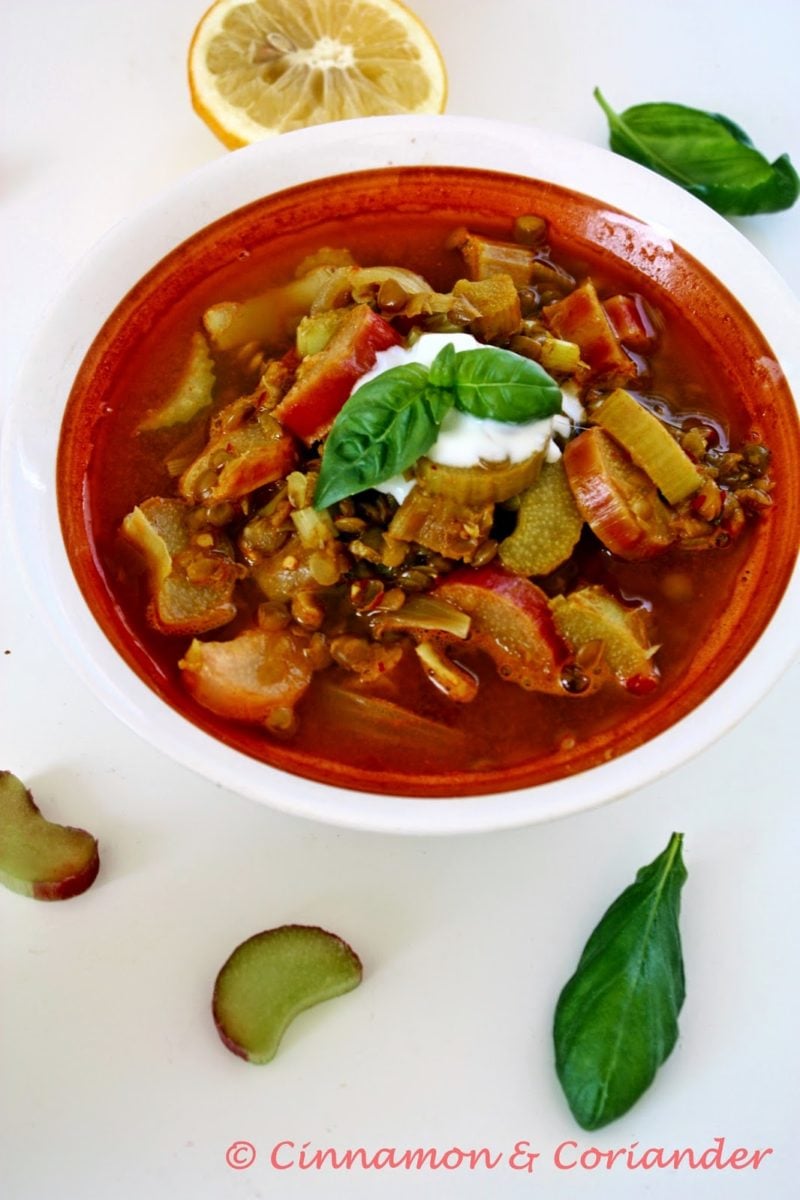 Indische Rhabarber Linsen Suppe mit Joghurt