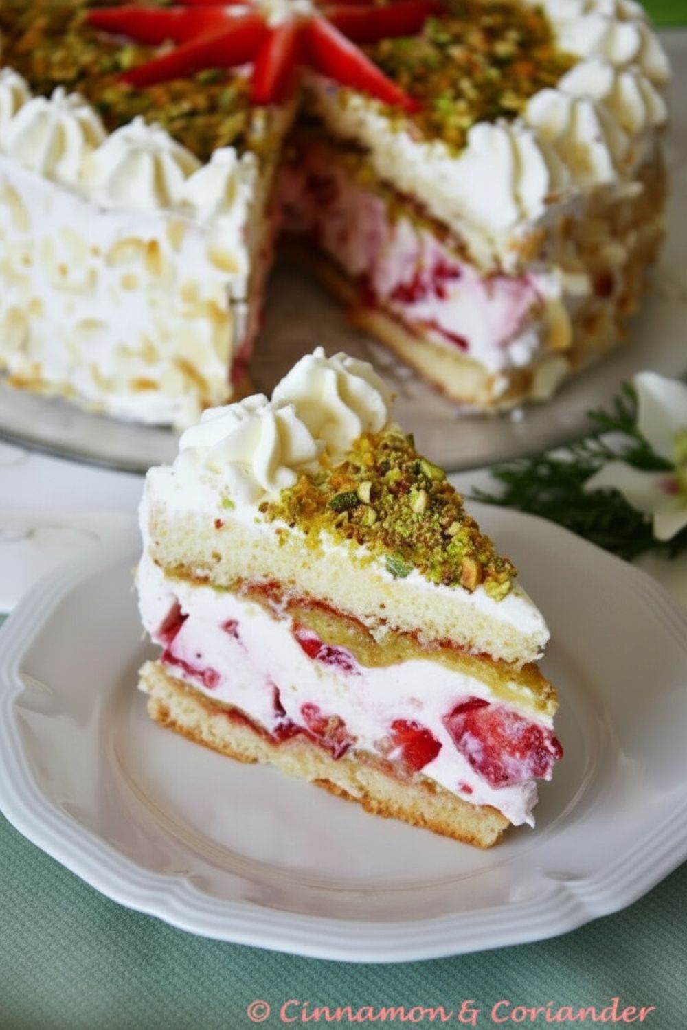 ein Stück Omas Erdbeer Torte mit Pistazienmarzipan und Joghurt Sahne Creme