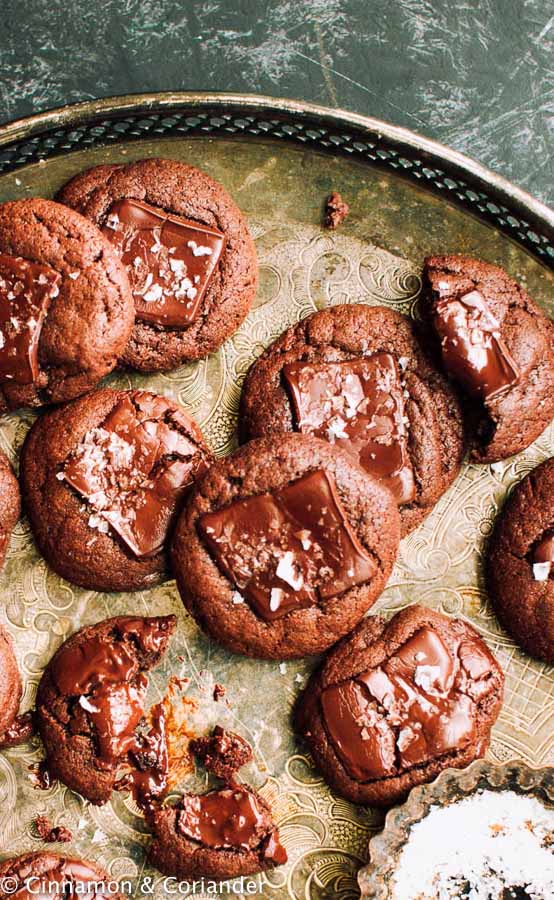 Gefüllte Brownie Schoko Cookies mit Schokoladenkern auf einem Silbertablett