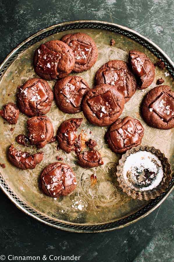 Brownie Schoko Cookies mit Schoko Fudge Füllung auf einem Silbertablett