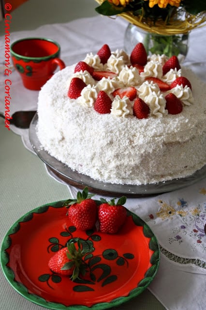 Erdbeer Kokos Torte mit Mascarpone Creme auf einer Kuchentafel