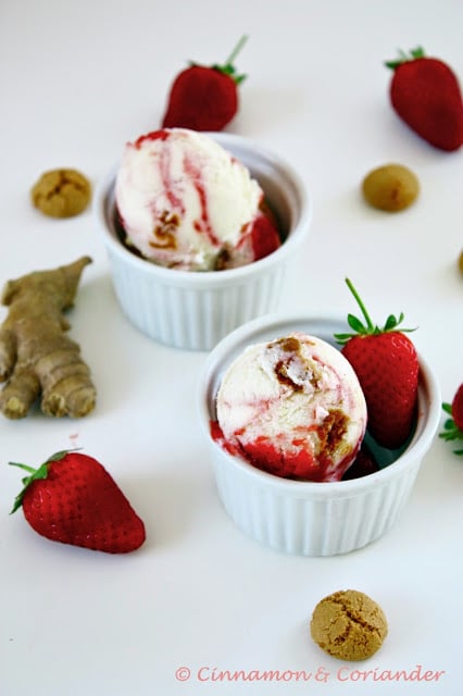 Ingwer Mascarpone Eis mit Erdbeer Swirl und Amarettini