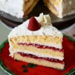 ein Stück erdbeer kokos torte auf einem roten teller