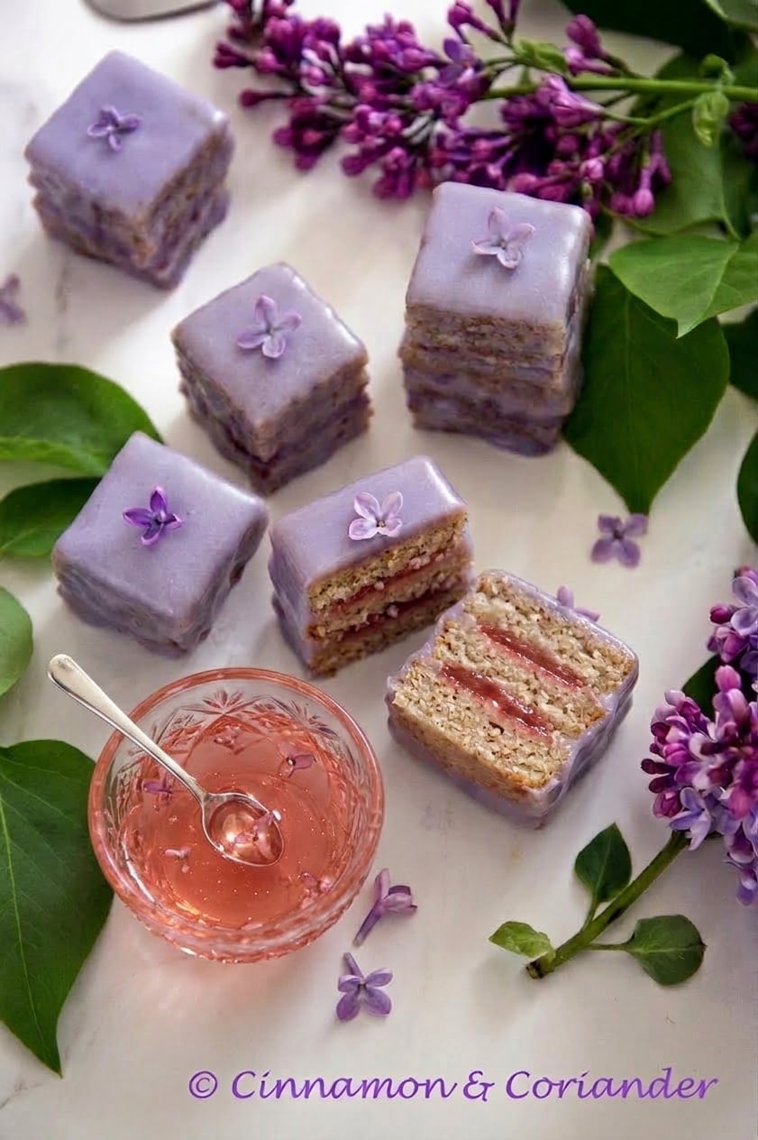 eine schale fliederblüten gelee neben ein paar Fliederblüten Petit Fours 
